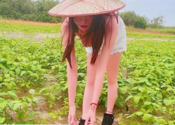 Mặc trễ nải trồng rau, hot girl khoe vòng 1 ‘ná thở’
