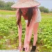 Mặc trễ nải trồng rau, hot girl khoe vòng 1 ‘ná thở’