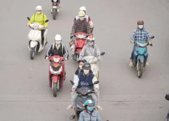 Người dân Hà Nội co ro khoác áo ấm giữa mùa hè