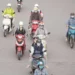 Người dân Hà Nội co ro khoác áo ấm giữa mùa hè