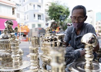 Ông cụ  Kiếm trăm triệu từ nghề đánh bóng lư đồng dịp Tết
