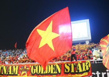 HLV Park Hang Seo cùng tuyển Việt Nam ăn mừng sau chiến thắng