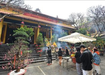 TẾT NGUYÊN TIÊU NGƯỜI HÀ NỘI ĐI LỄ CHÙA CẦU BÌNH AN