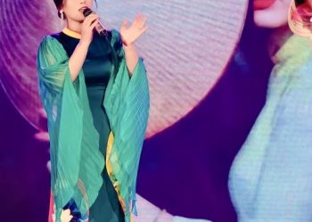 NSƯT Hương Giang thể hiện sâu lắng ca khúc Là Em Cô Gái Việt Nam