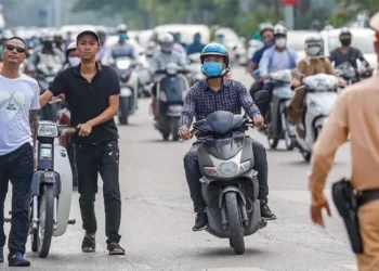 Khi Nhậu Say Chủ Động Dắt Xe Máy Về Có Bị Phạt Nồng Độ Cồn Không?