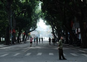 Phố đi bộ Hà Nội vắng vẻ, tưởng nhớ nạn nhân vụ cháy chung cư mini Ở Thanh Xuân