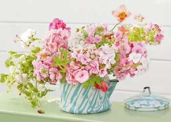 11 cách “hô biến” những món đồ cũ thành bình cắm hoa đẹp xuất sắc