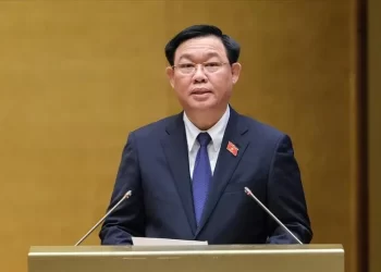Chủ tịch Quốc hội Vương Đình Huệ ký chứng thực Luật đất đai (sửa đổi)