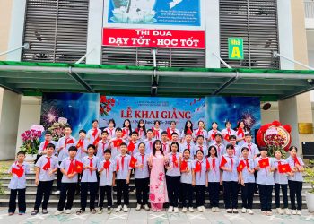 HÀ NỘI: RỘN RÀNG NGÀY KHAI TRƯỜNG – NIỀM VUI CỦA CÔ VÀ TRÒ LỚP 7A5 TRƯỜNG THCS PHÚ DIỄN